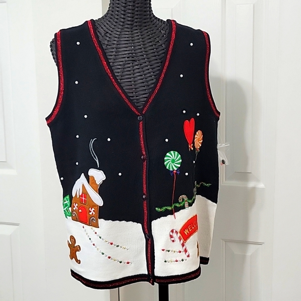 Christmas NWOT Sweater Vest Size L black Gingerbread Scene